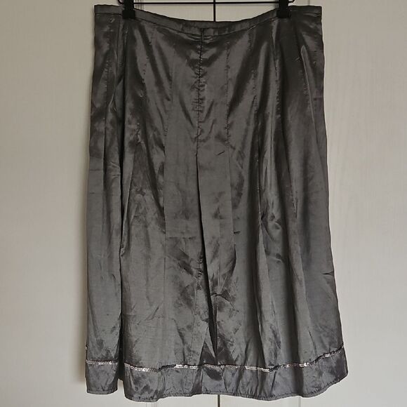 Chic Gray A-Line Skirt with Full Silhouette - Picture 7 of 16